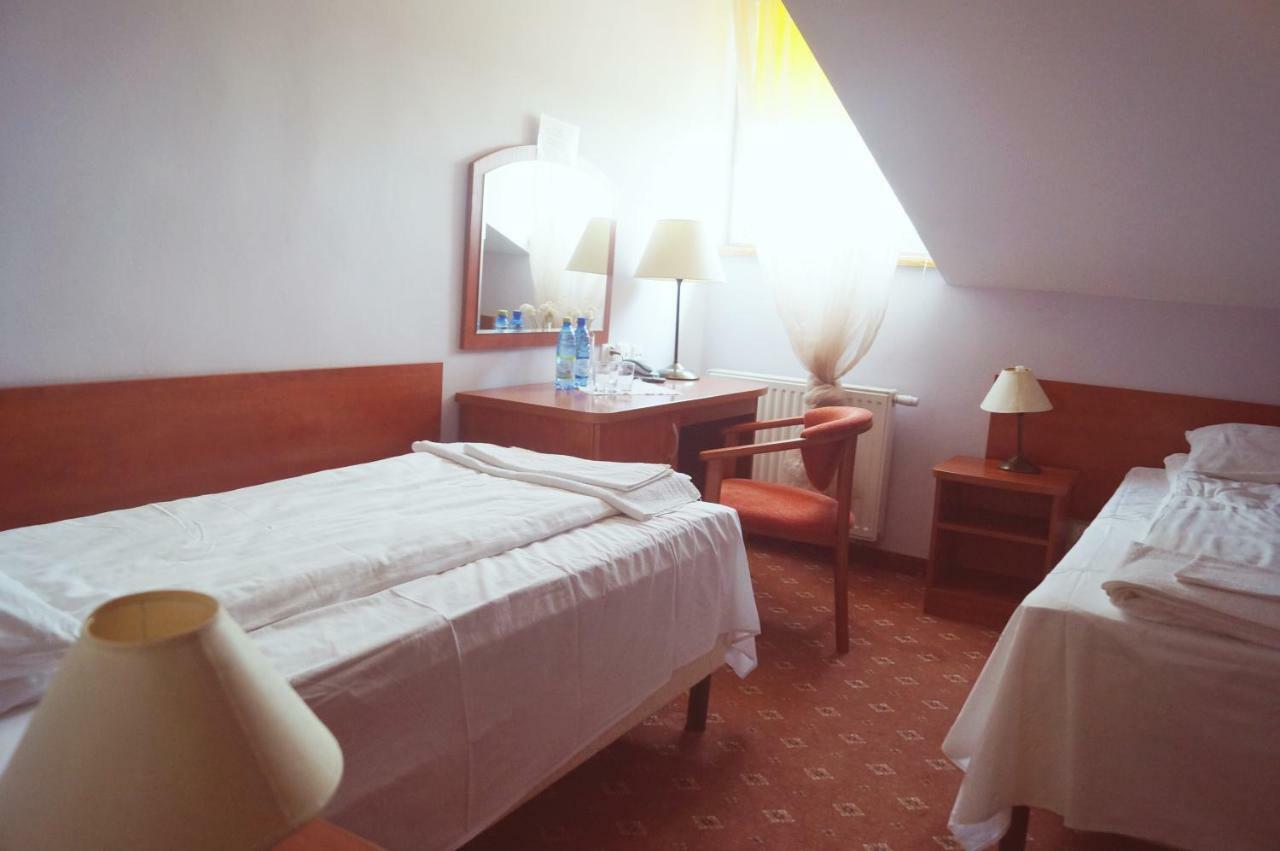 Dwor Dluzniewo Bed and Breakfast Exterior foto